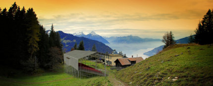 Die Alp Breitlauenen mit der Tribüne
